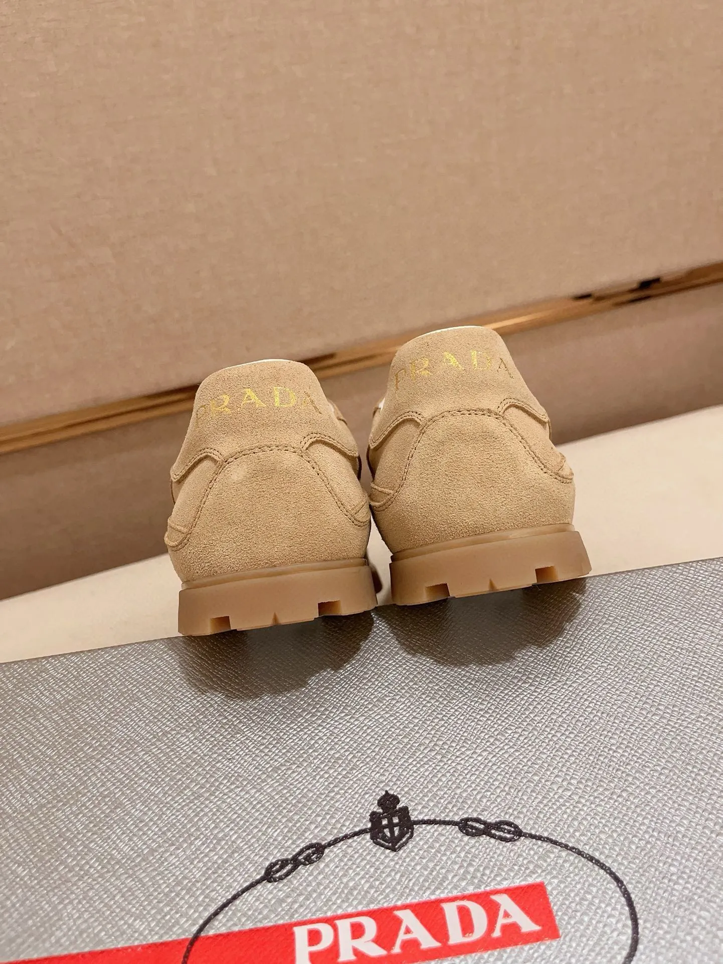 Men's shoes 💰 540💰 ✔️✔️✔️Higher version High-quality new PRADA (Prada) counters are launched at the same time. The new men's shoes and 😘 fabrics are made of high-tech glue-making technology. Lining: Full cowhide lining. 👍🏿 High-end ☄️ air-cushion molded anti-slip rubber outsole, exquisite lines, simple and elegant, comfortable and high-end for leisure travel. Code number: 38 to 44 (45 can be customized and cannot be returned or exchanged)